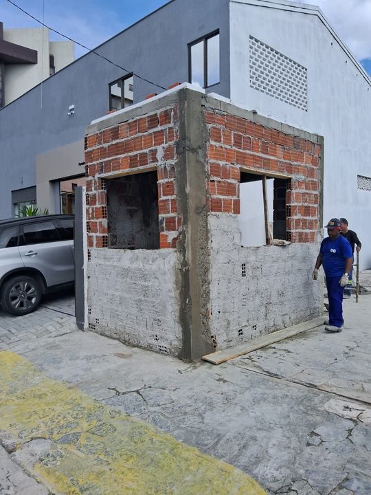 Pequena construção em alvenaria com janelas abertas