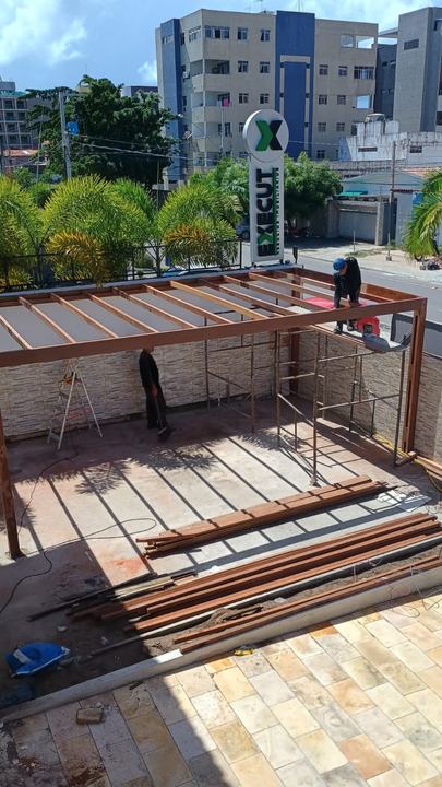 Estrutura metálica sendo montada para uma cobertura