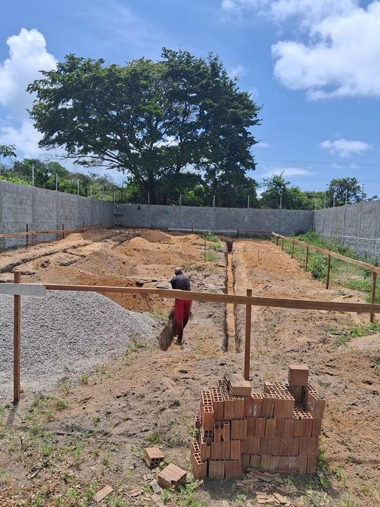 Terreno com gabarito de madeira marcado para fundação de obra nova