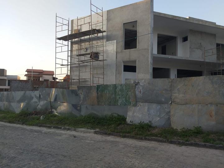 Estrutura de construção de dois pavimentos com andaime