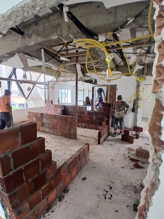 Paredes de tijolo sendo levantadas numa reforma interna