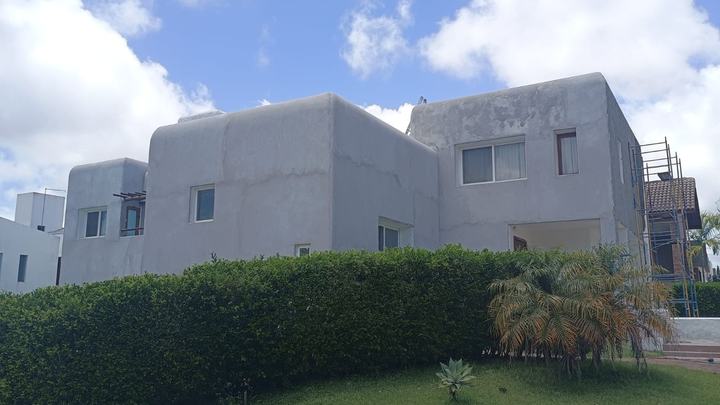 Casa com fachada rebocada, pronta para pintura
