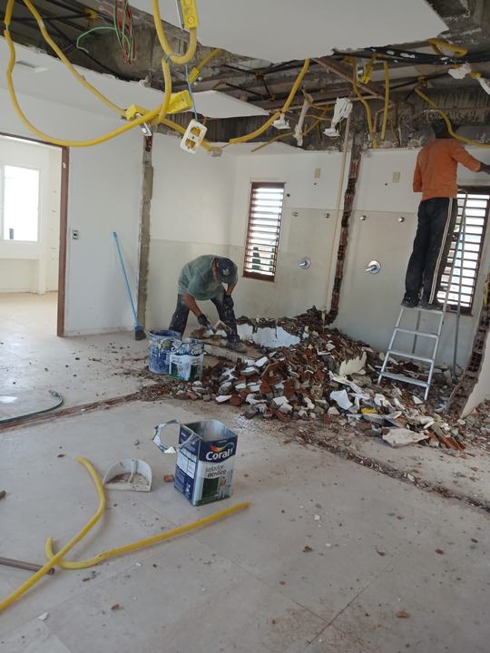 Ambiente interno em reforma completa, com forro aberto e instalações novas