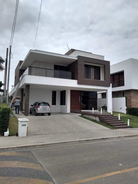 Residência moderna de dois pavimentos com varanda de vidro