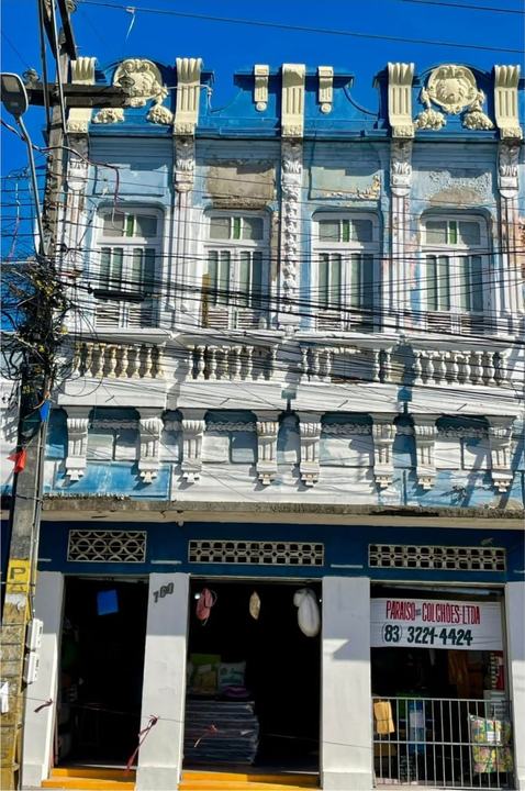 Fachada de casarão histórico antes e depois da restauração e pintura (antes)