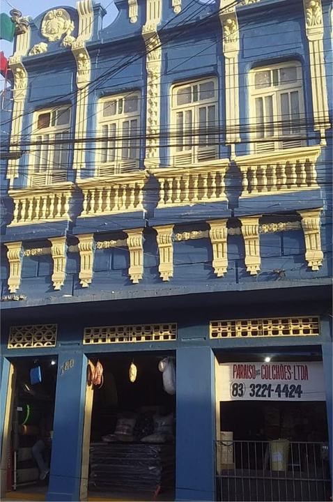 Fachada de casarão histórico antes e depois da restauração e pintura (depois)