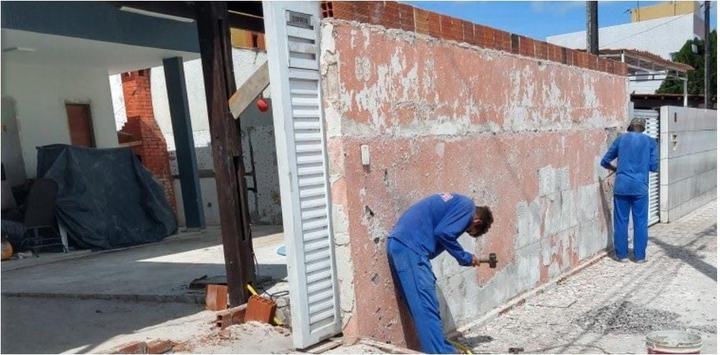 Muro antes, com revestimento antigo removido, e depois, com porcelanato amadeirado (antes)