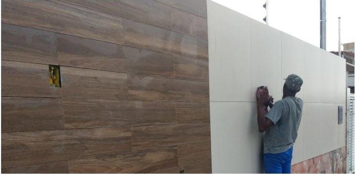 Muro antes, com revestimento antigo removido, e depois, com porcelanato amadeirado (depois)