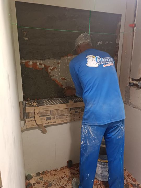 Profissional removendo revestimento antigo de parede